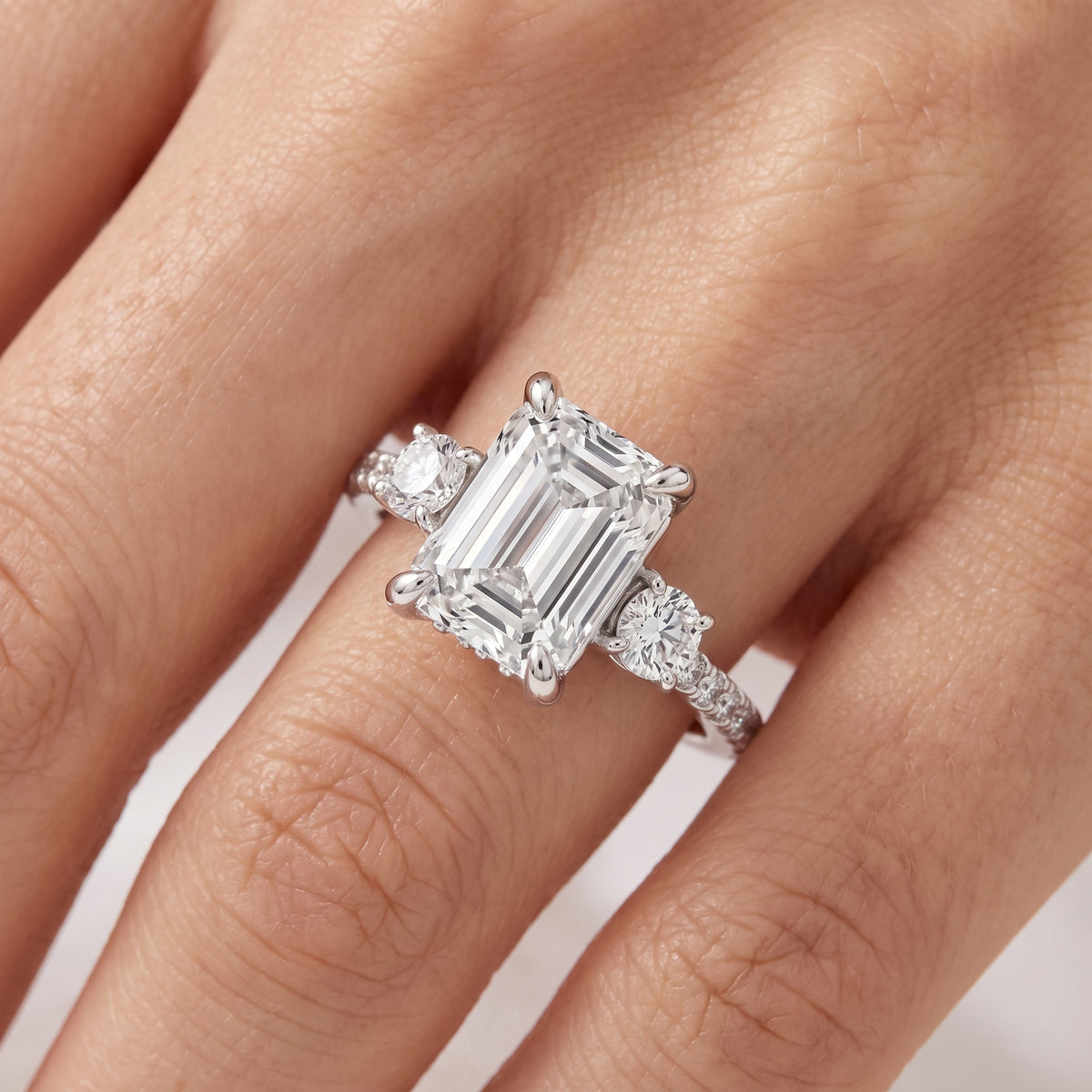 _lifestyle_image@SKU:R1115-LADE02000004W #metal_10k-white-gold+origin_lab-grown+quality_g-si