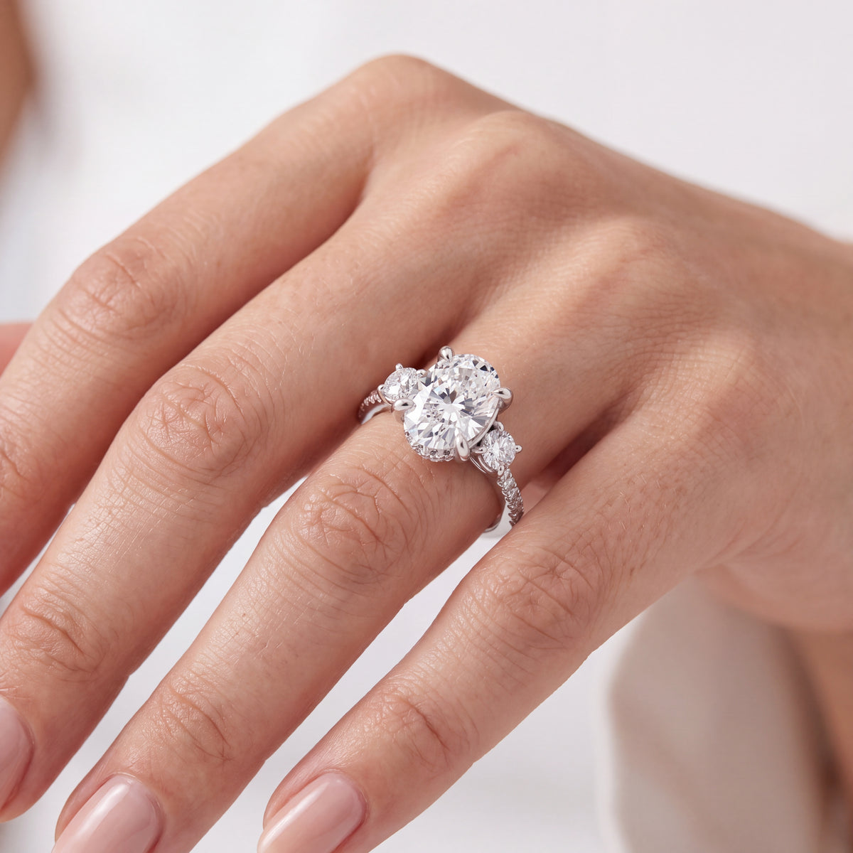 _lifestyle_image@SKU:R1115-LADO02000004W #metal_10k-white-gold+origin_lab-grown+quality_g-si