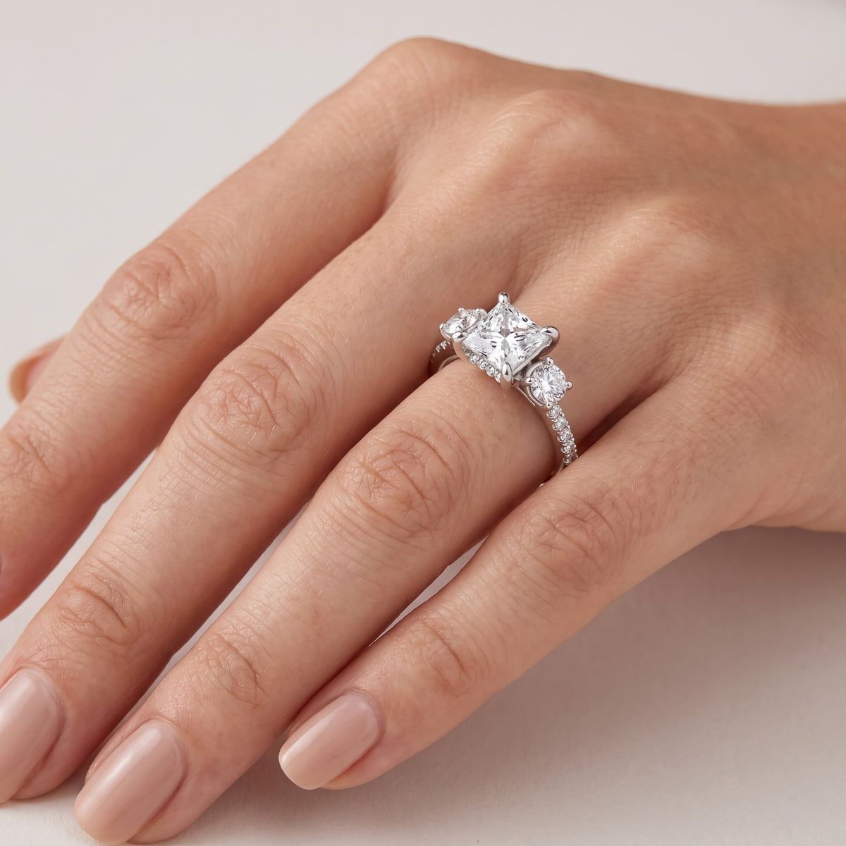 _lifestyle_image@SKU:R1115-LADP01000004W #metal_10k-white-gold+origin_lab-grown+quality_g-si