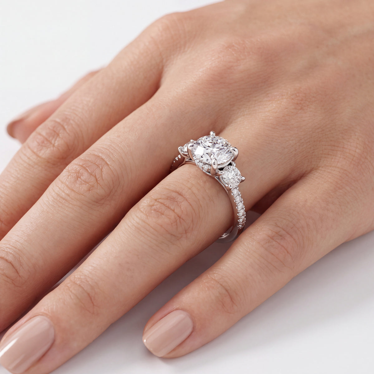 _lifestyle_image@SKU:R1115-LADR01000004W #metal_10k-white-gold+origin_lab-grown+quality_g-si