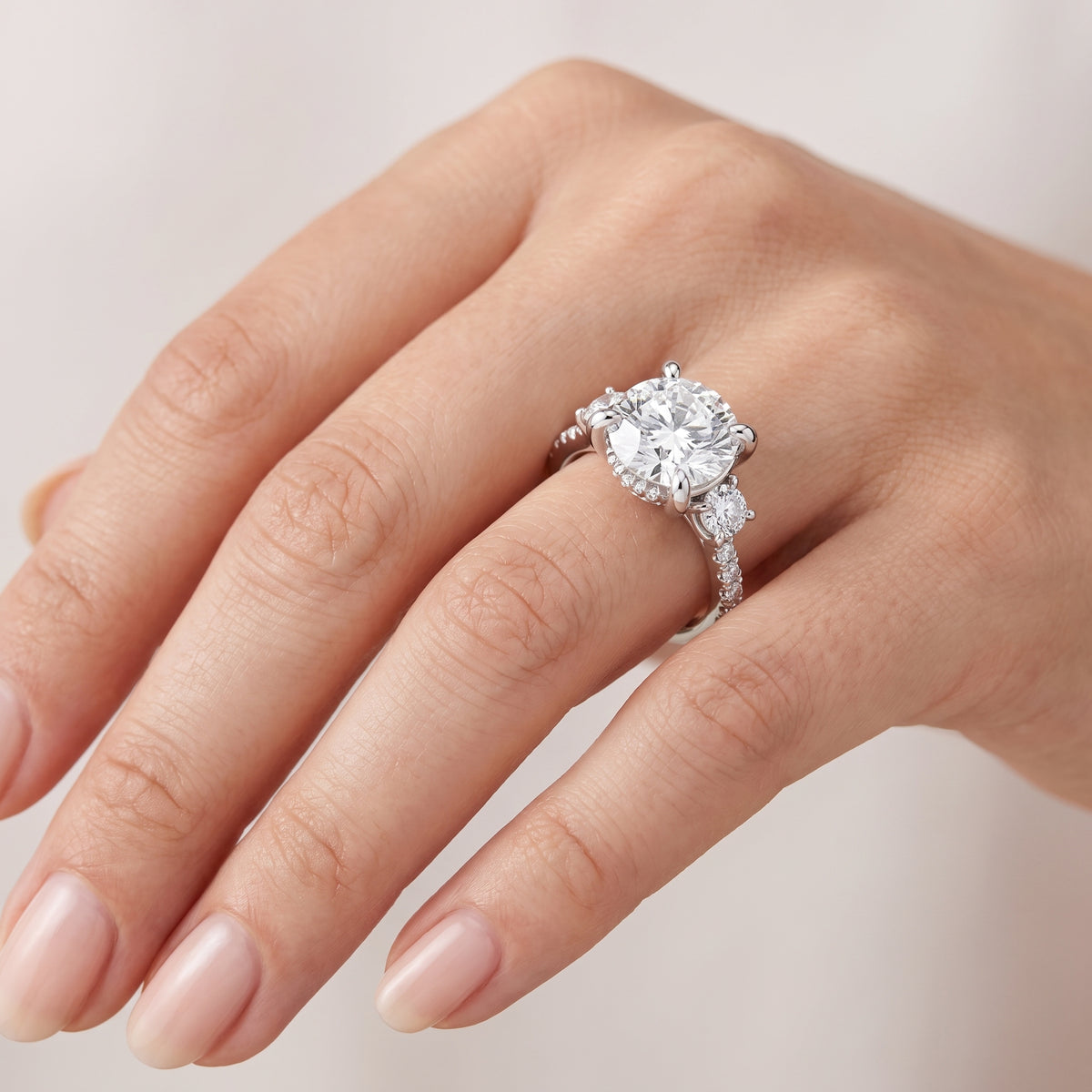 _lifestyle_image@SKU:R1115-LADR02000004W #metal_10k-white-gold+origin_lab-grown+quality_g-si