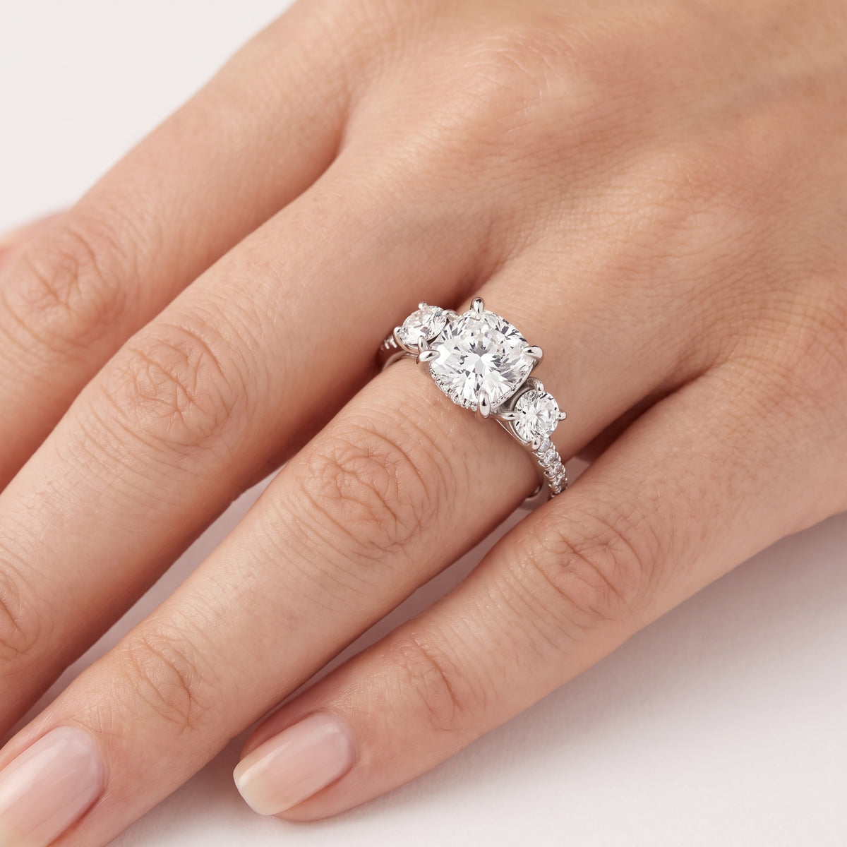 _lifestyle_image@SKU:R1115-NADC0100000PL #metal_platinum+origin_lab-grown+quality_ef-vs2+