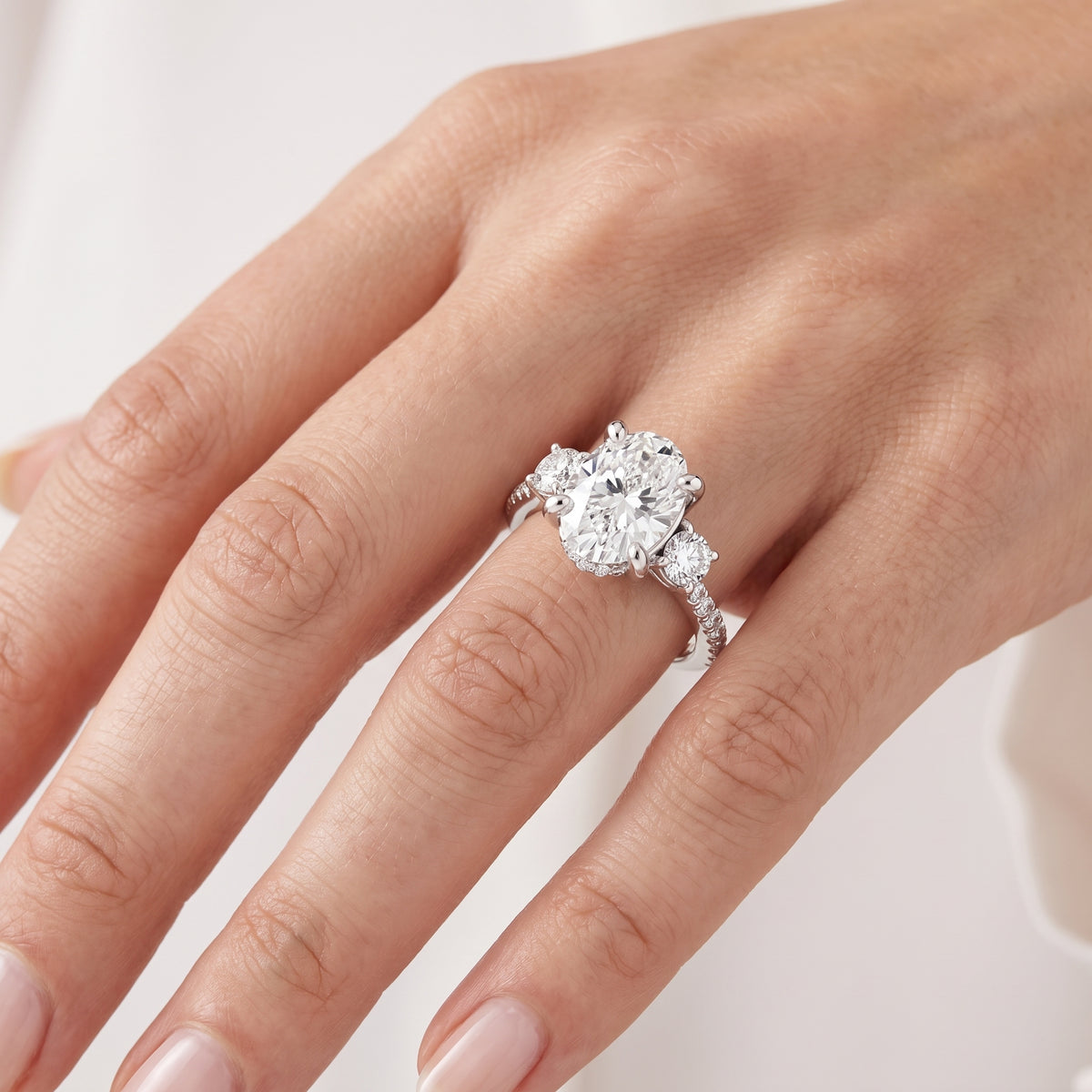 _lifestyle_image@SKU:R1115-NADO0200000PL #metal_platinum+origin_lab-grown+quality_ef-vs2+