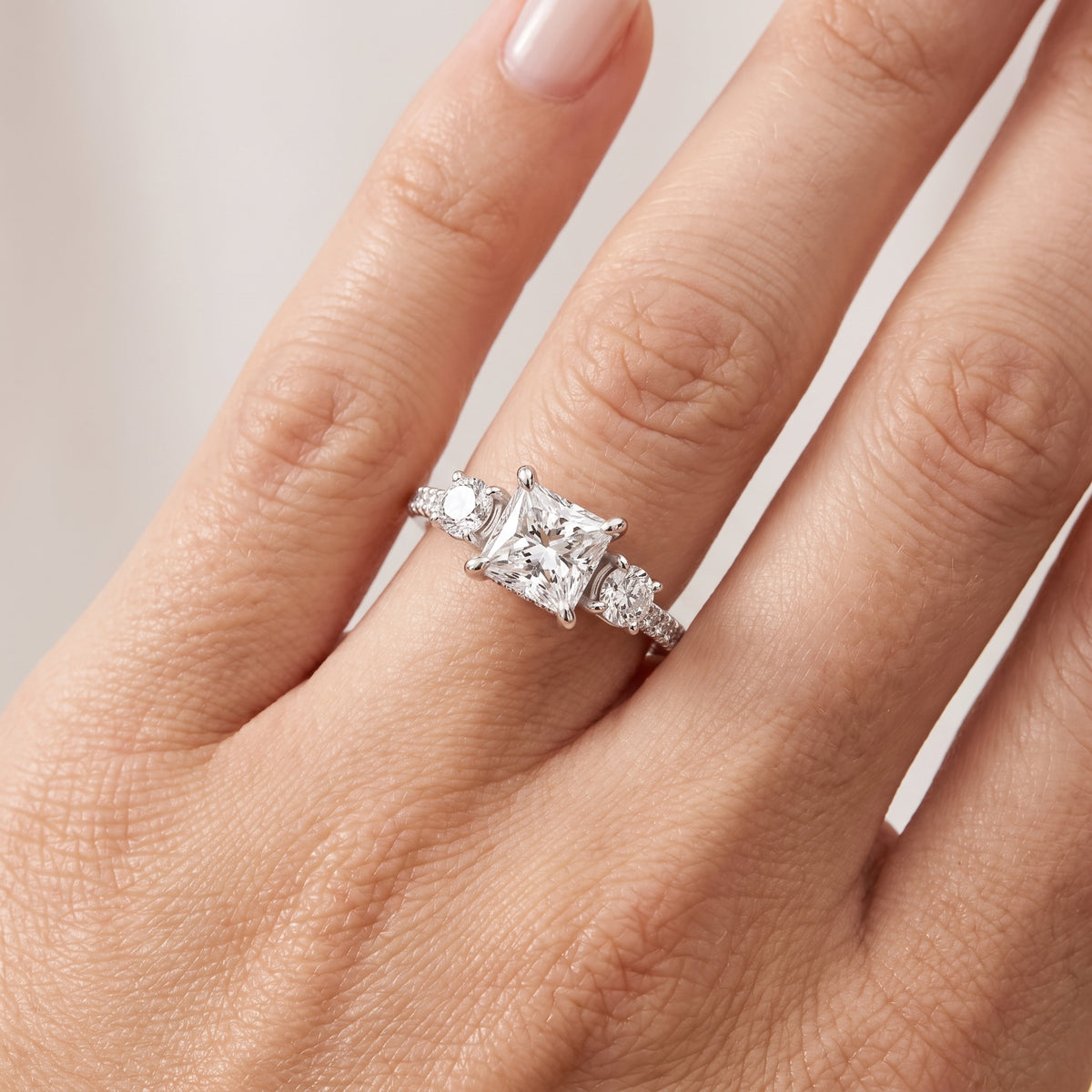 _lifestyle_image@SKU:R1115-NADP01000004W #metal_14k-white-gold+origin_lab-grown+quality_ef-vs2+