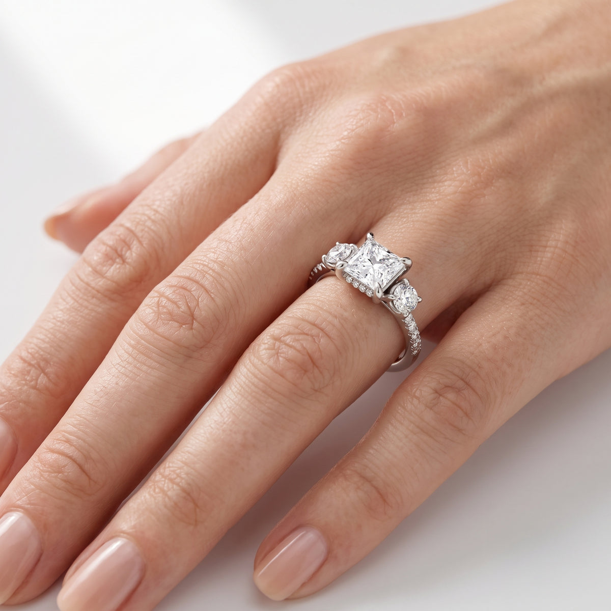 _lifestyle_image@SKU:R1115-NADP0100000PL #metal_platinum+origin_lab-grown+quality_ef-vs2+