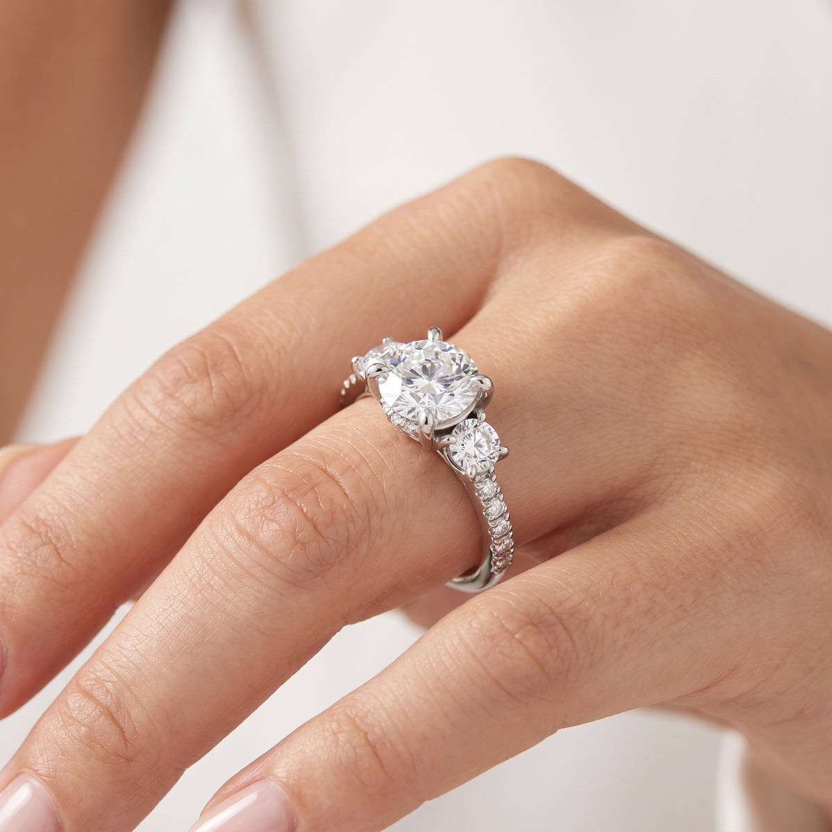 _lifestyle_image@SKU:R1115-NADR01000004W #metal_14k-white-gold+origin_lab-grown+quality_ef-vs2+