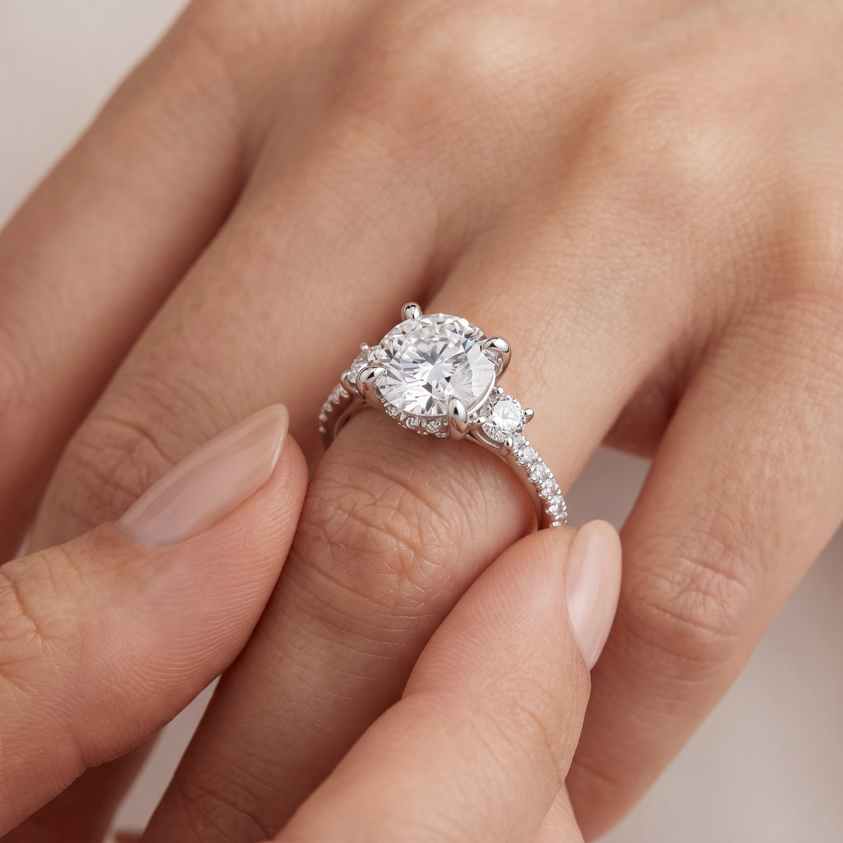 _lifestyle_image@SKU:R1115-NADR02000004W #metal_14k-white-gold+origin_lab-grown+quality_ef-vs2+