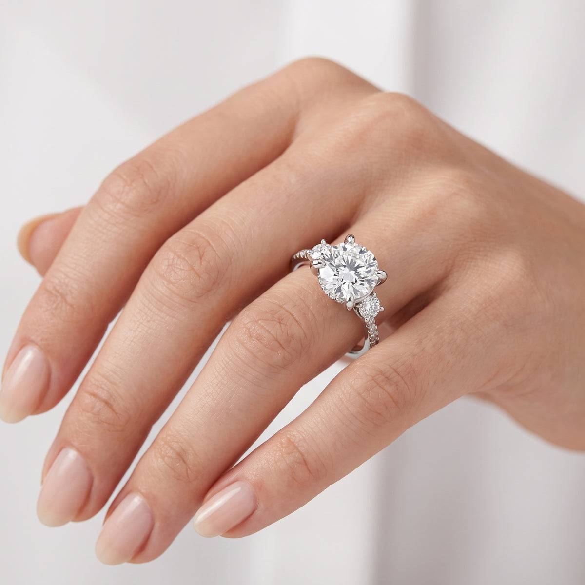 _lifestyle_image@SKU:R1115-NADR0200000PL #metal_platinum+origin_lab-grown+quality_ef-vs2+