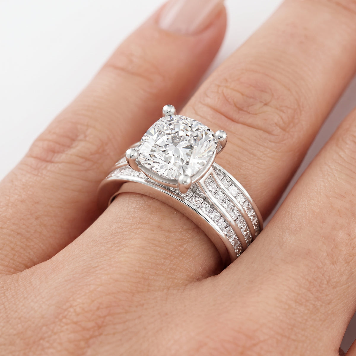 _lifestyle_image@SKU:R1195-LADC02000004W #metal_10k-white-gold+origin_lab-grown+quality_g-si
