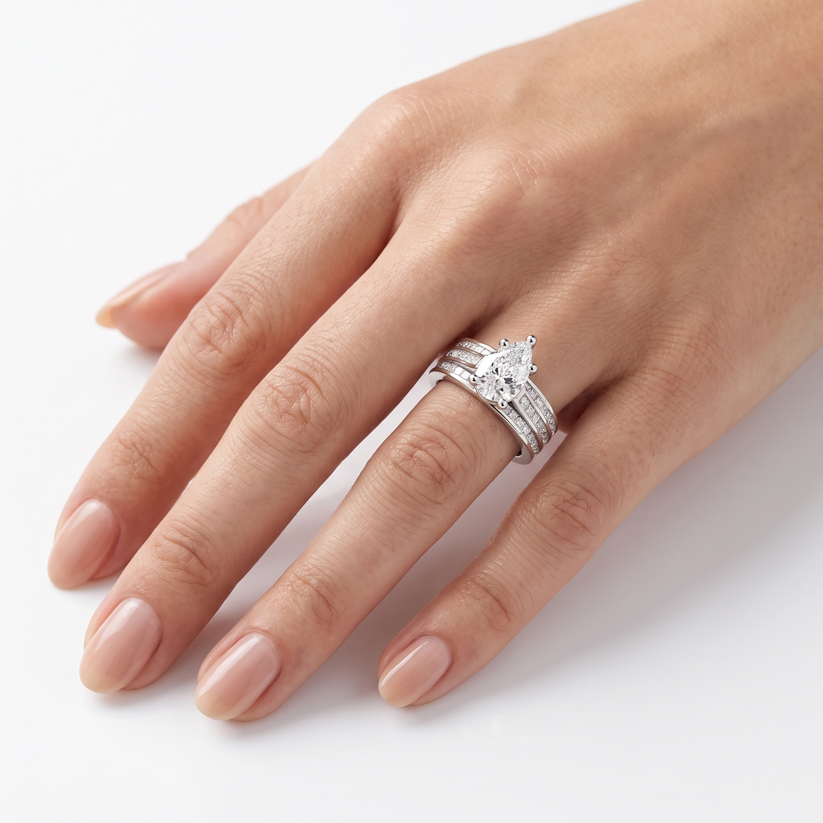 _lifestyle_image@SKU:R1195-NADD01000004W #metal_14k-white-gold+origin_lab-grown+quality_ef-vs2+