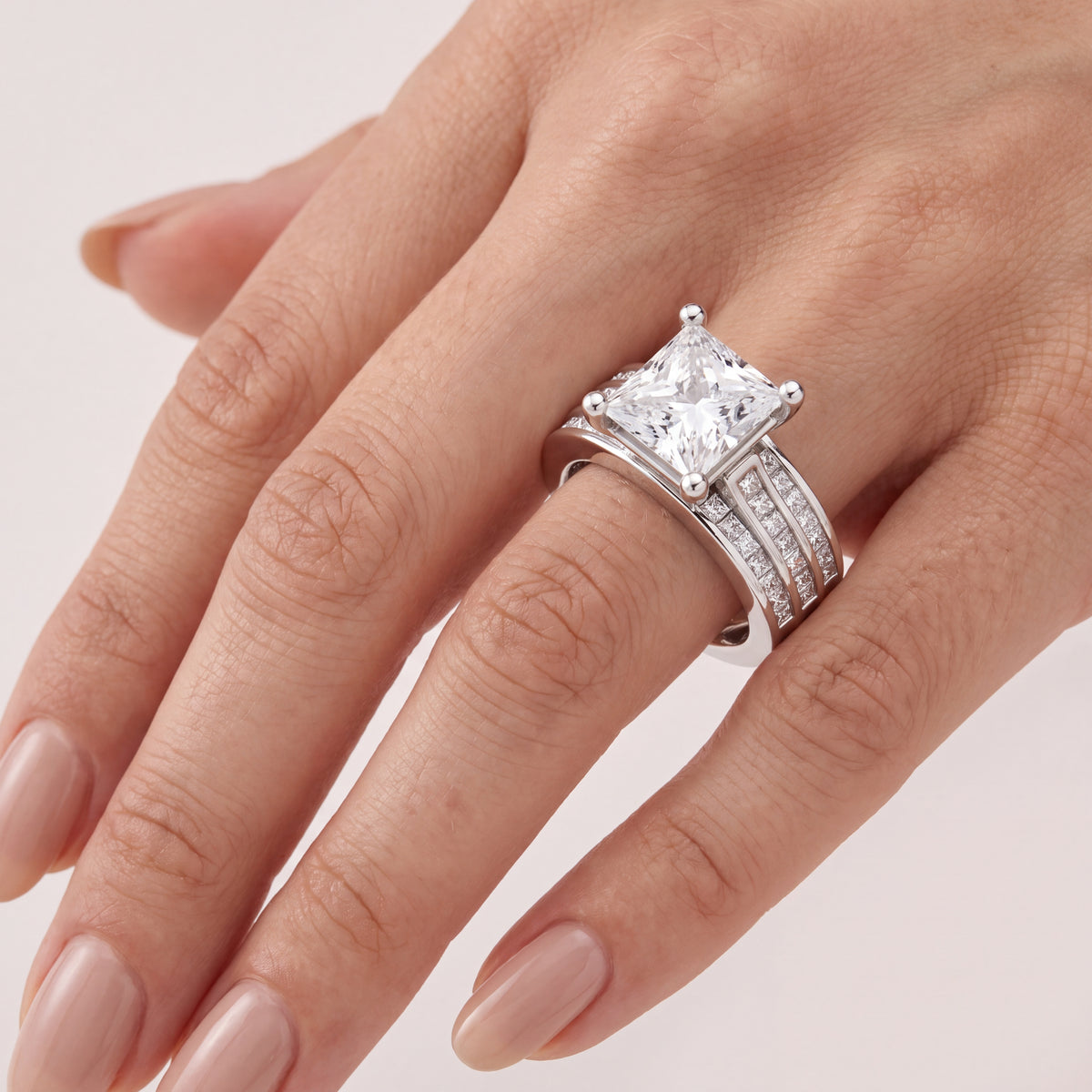 _lifestyle_image@SKU:R1195-LADP03000004W #metal_10k-white-gold+origin_lab-grown+quality_g-si