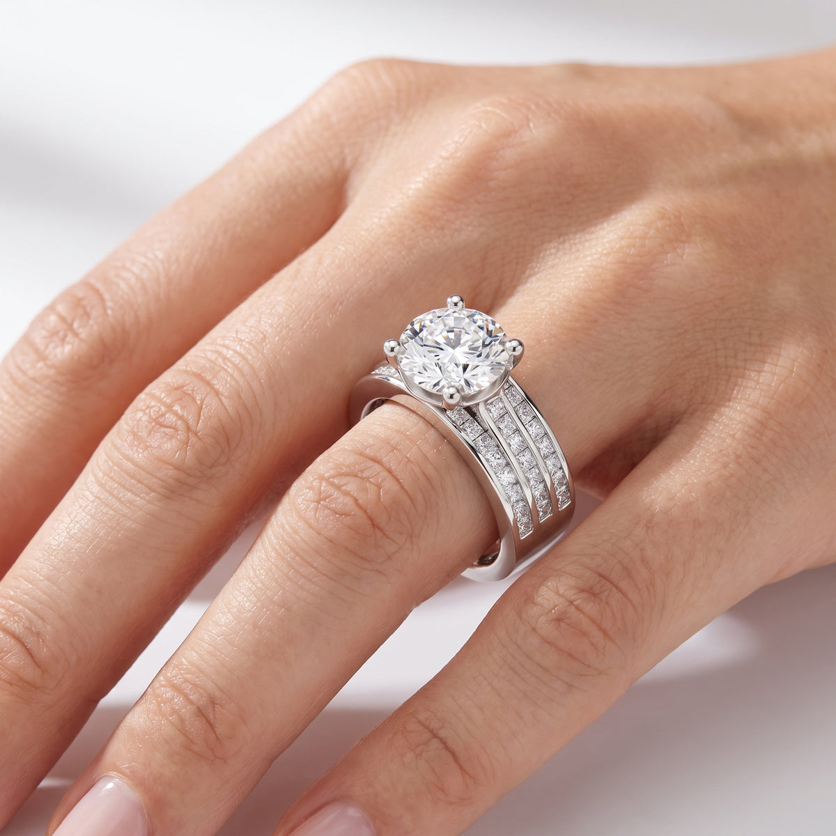 _lifestyle_image@SKU:R1195-LADR02000004W #metal_10k-white-gold+origin_lab-grown+quality_g-si