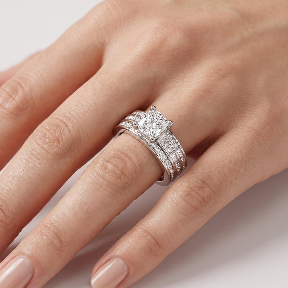 _lifestyle_image@SKU:R1195-NADC0100000PL #metal_platinum+origin_lab-grown+quality_ef-vs2+