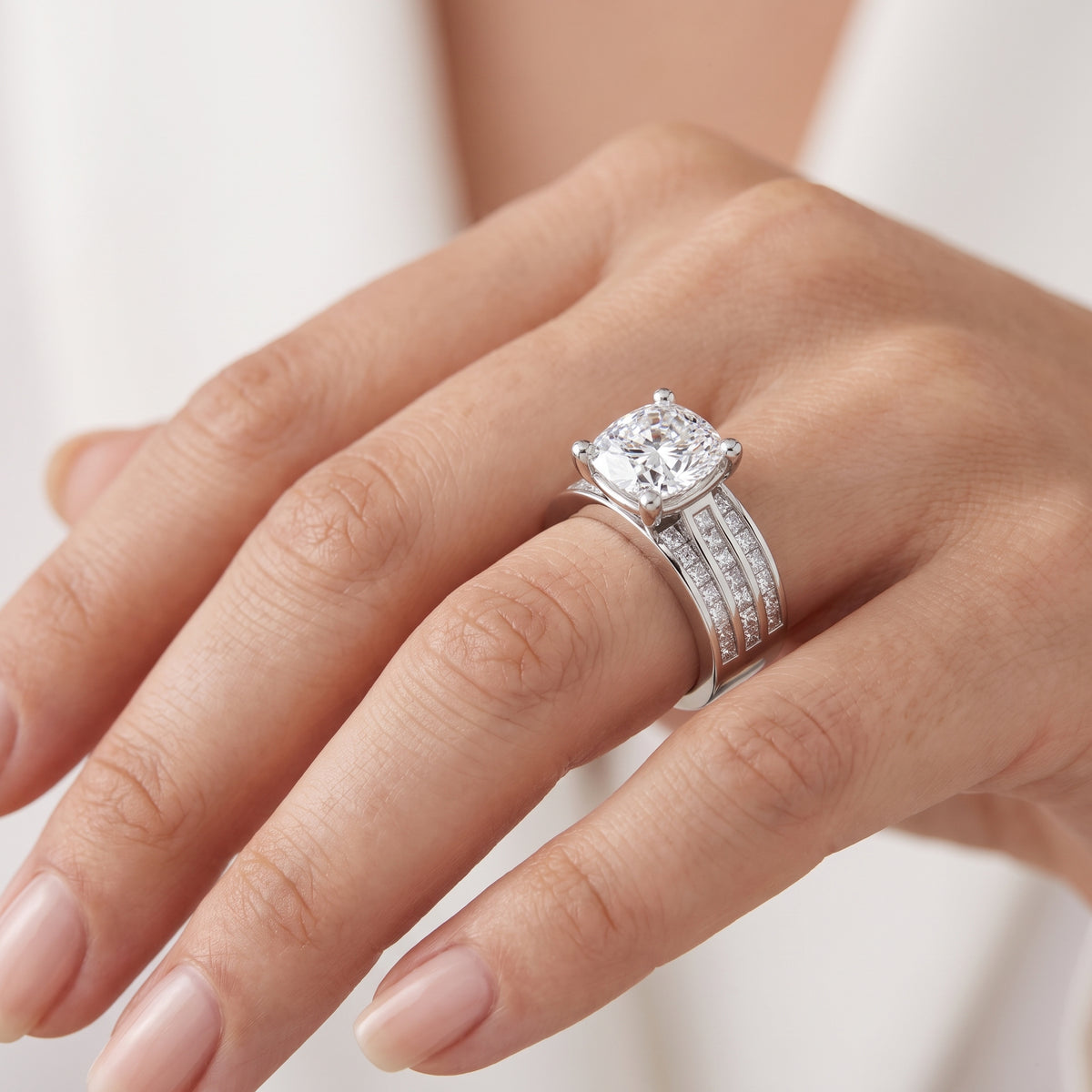 _lifestyle_image@SKU:R1195-NADC02000004W #metal_14k-white-gold+origin_lab-grown+quality_ef-vs2+