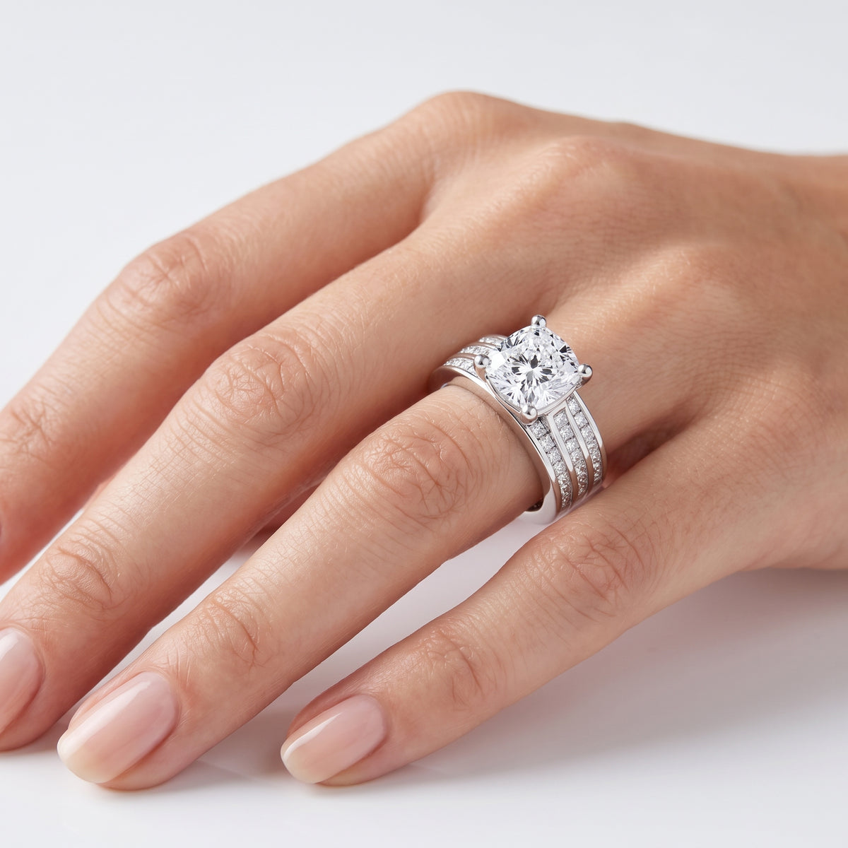 _lifestyle_image@SKU:R1195-NADC03000004W #metal_14k-white-gold+origin_lab-grown+quality_ef-vs2+