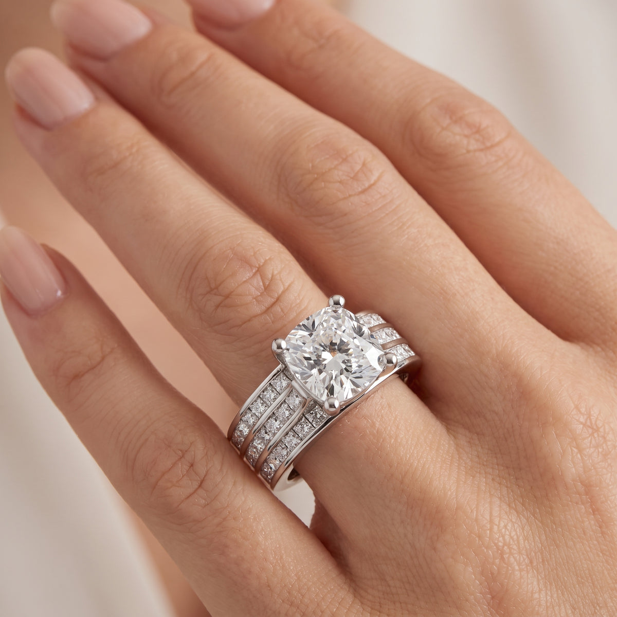 _lifestyle_image@SKU:R1195-NADC0300000PL #metal_platinum+origin_lab-grown+quality_ef-vs2+