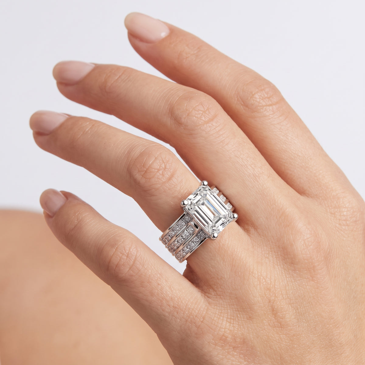 _lifestyle_image@SKU:R1195-NADE02000004W #metal_14k-white-gold+origin_lab-grown+quality_ef-vs2+