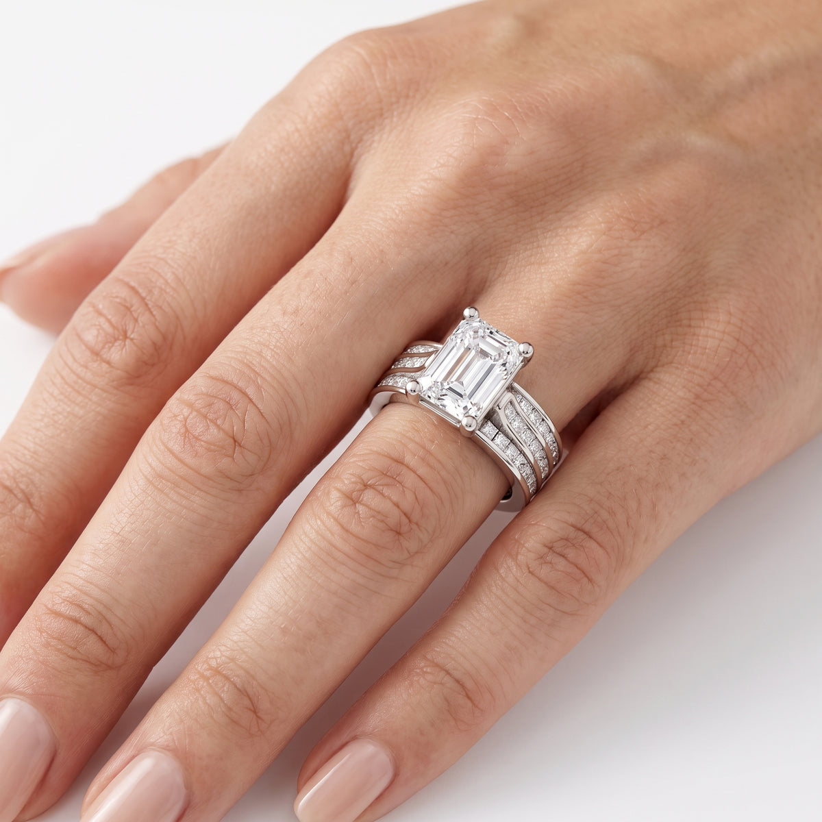 _lifestyle_image@SKU:R1195-NADE0200000PL #metal_platinum+origin_lab-grown+quality_ef-vs2+