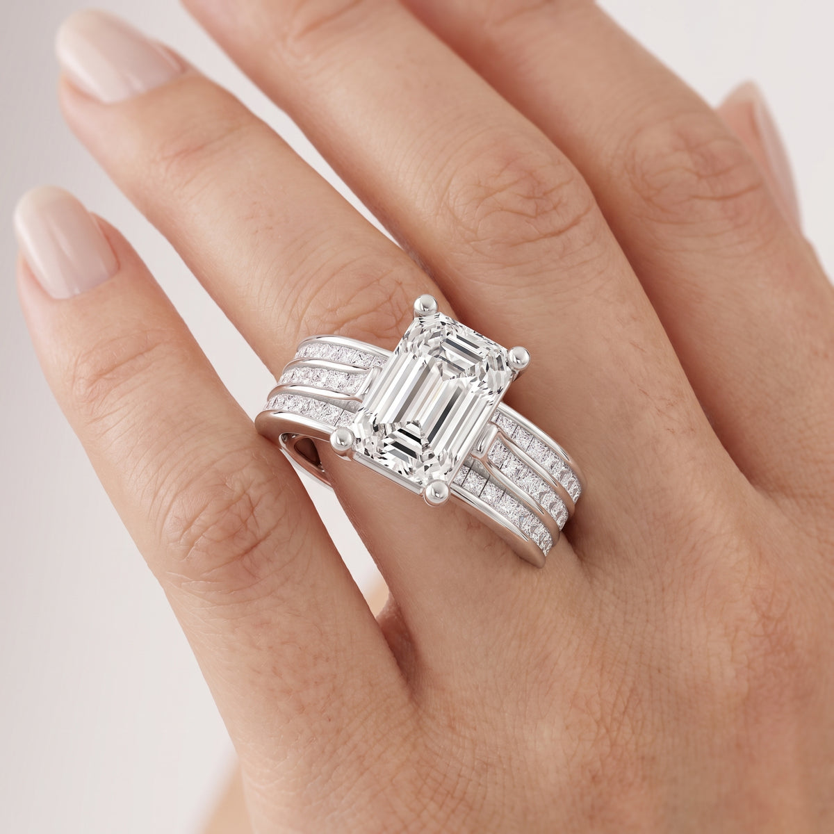 _lifestyle_image@SKU:R1195-NADE03000004W #metal_14k-white-gold+origin_lab-grown+quality_ef-vs2+