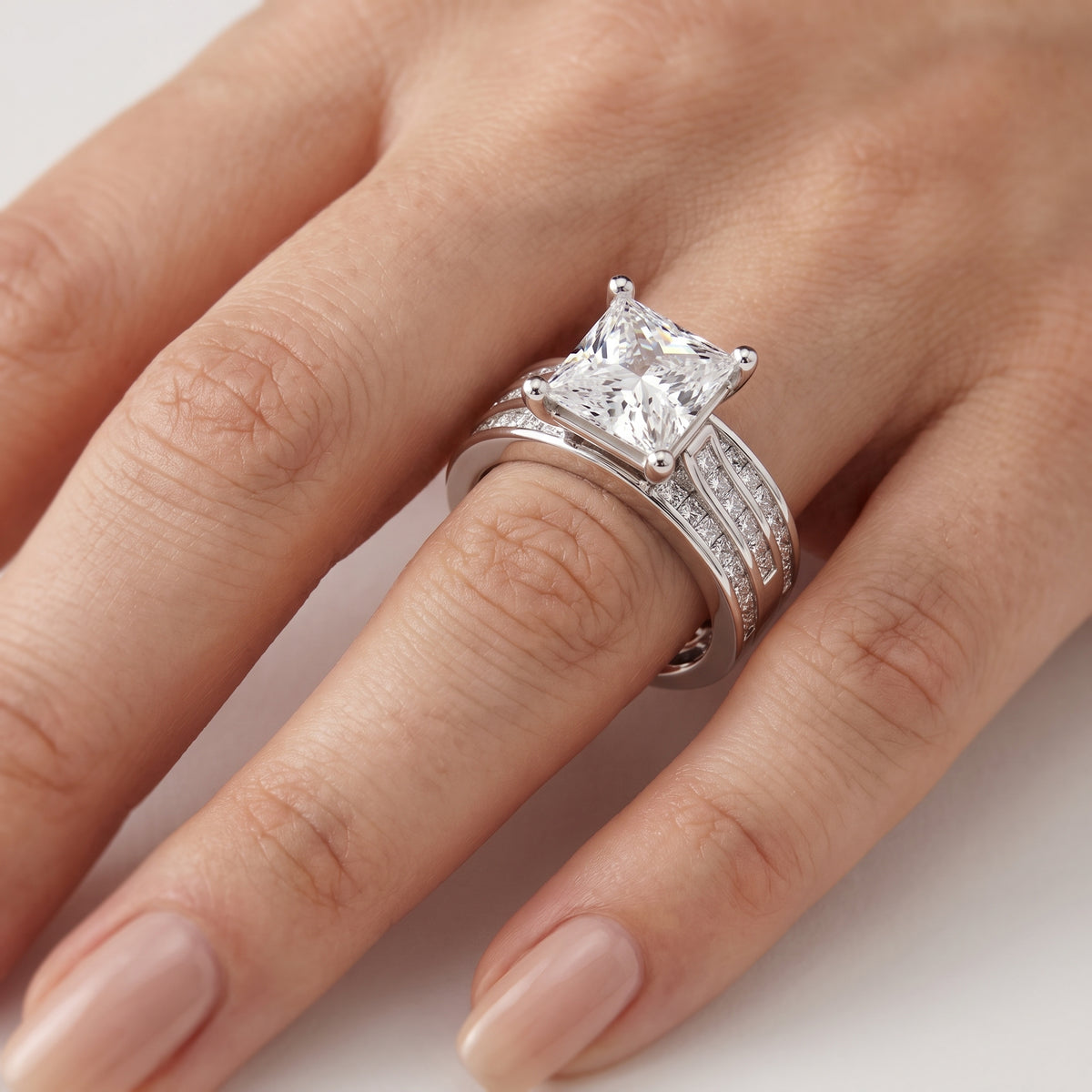 _lifestyle_image@SKU:R1195-NADP03000004W #metal_14k-white-gold+origin_lab-grown+quality_ef-vs2+