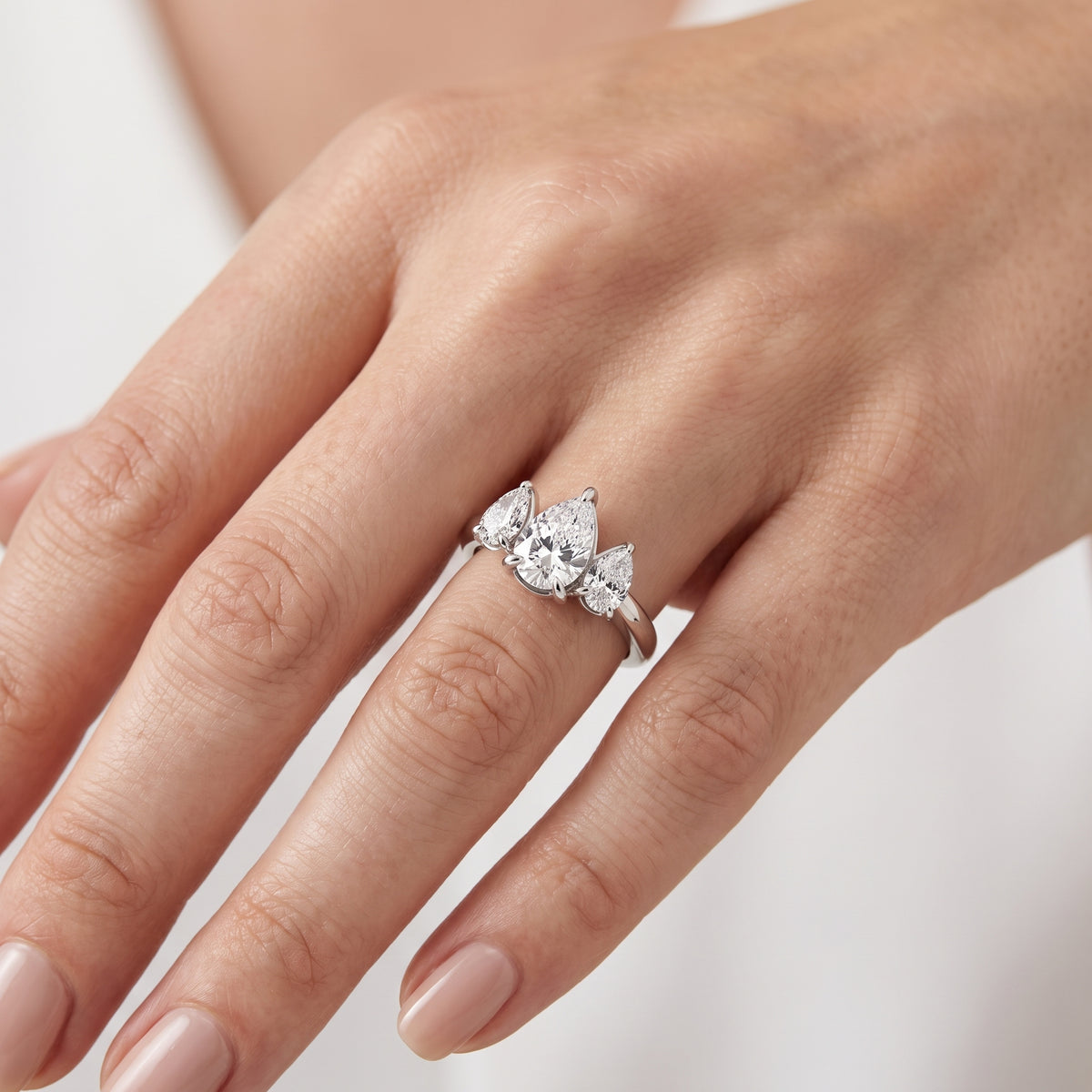 _lifestyle_image@SKU:R1240-LADD01000004W #metal_10k-white-gold+origin_lab-grown+quality_g-si