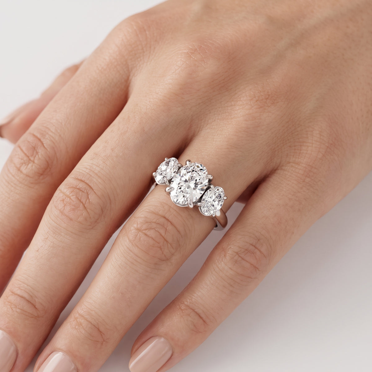 _lifestyle_image@SKU:R1240-LADO02000004W #metal_10k-white-gold+origin_lab-grown+quality_g-si