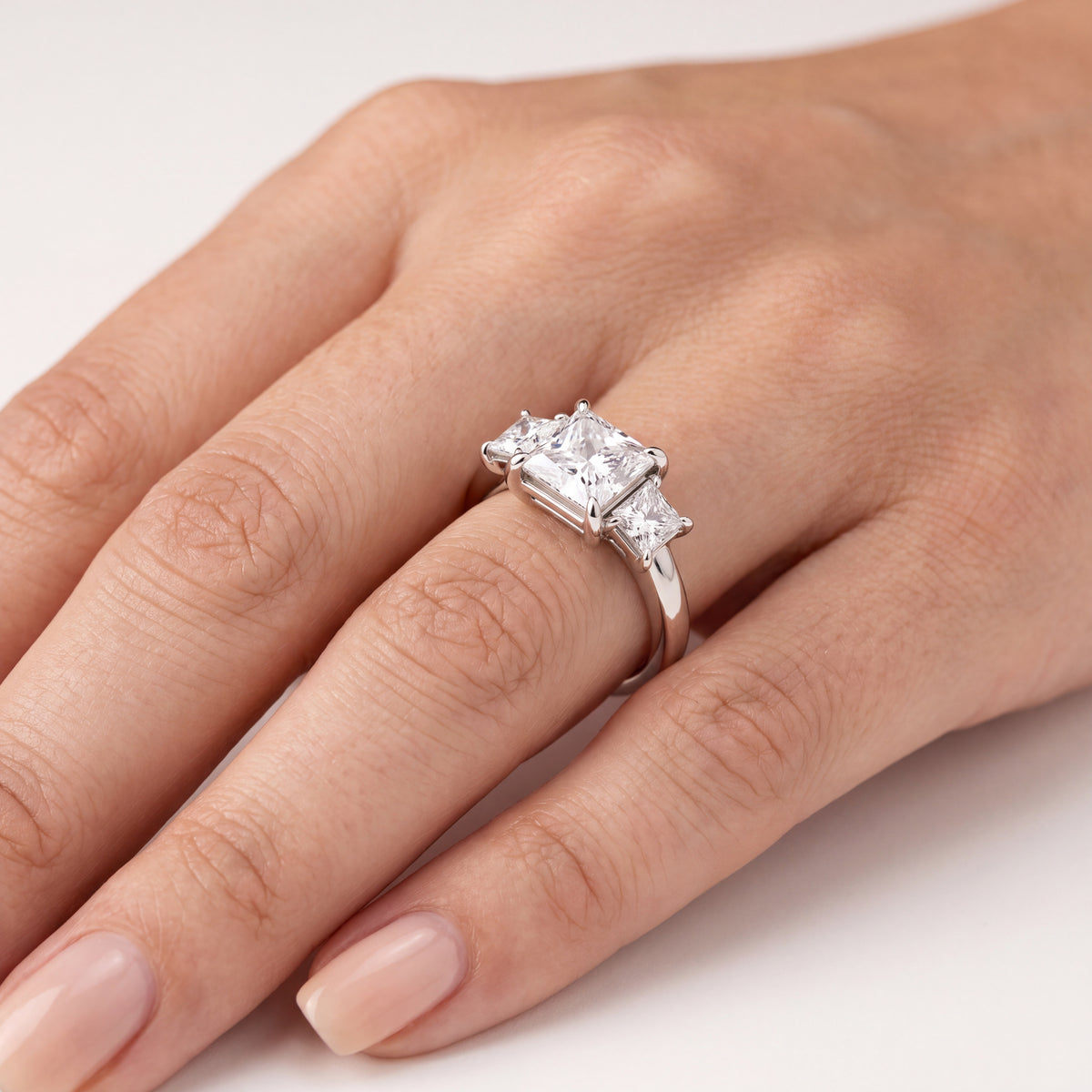 _lifestyle_image@SKU:R1240-LADP02000004W #metal_10k-white-gold+origin_lab-grown+quality_g-si