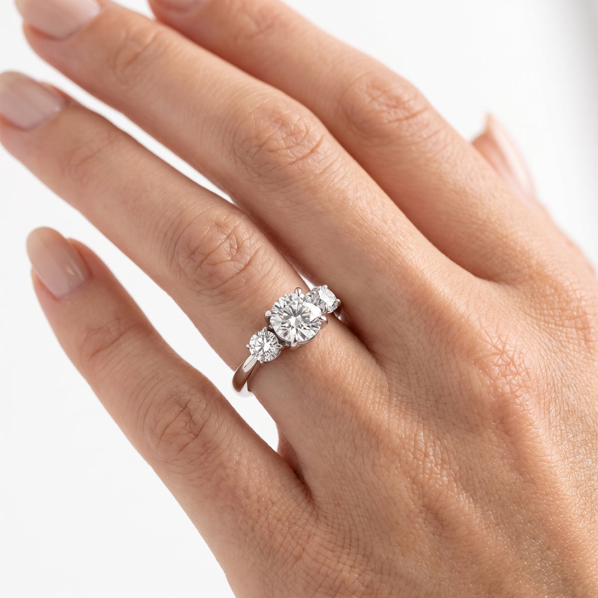 _lifestyle_image@SKU:R1240-LADR01010004W #metal_10k-white-gold+origin_lab-grown+quality_g-si