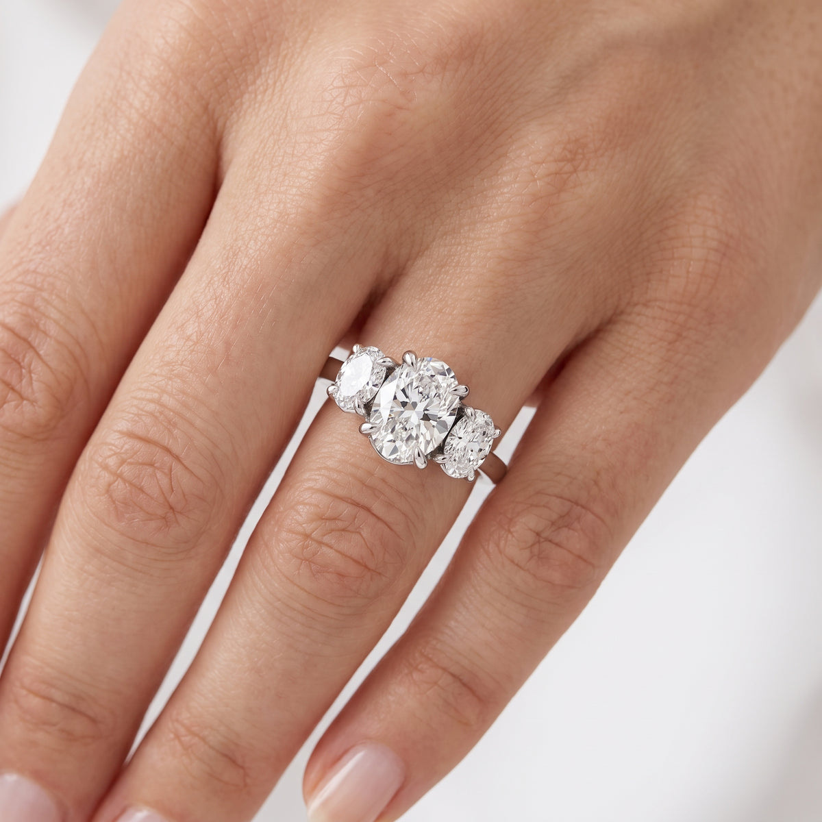 _lifestyle_image@SKU:R1240-NADO01000004W #metal_14k-white-gold+origin_lab-grown+quality_ef-vs2+