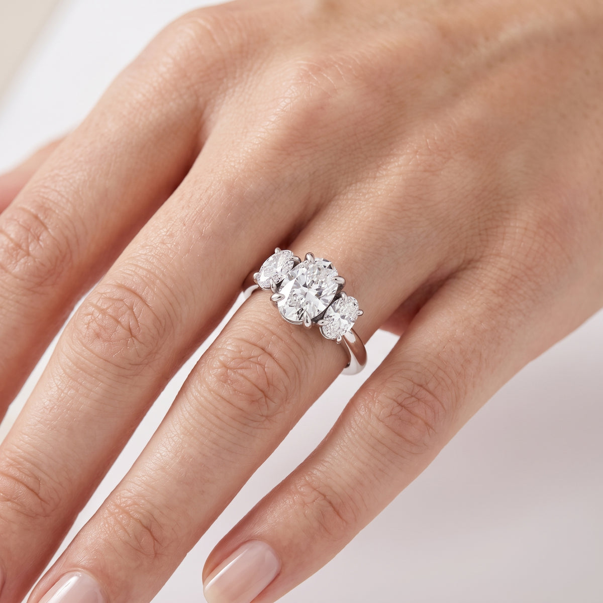 _lifestyle_image@SKU:R1240-NADO0100000PL #metal_platinum+origin_lab-grown+quality_ef-vs2+