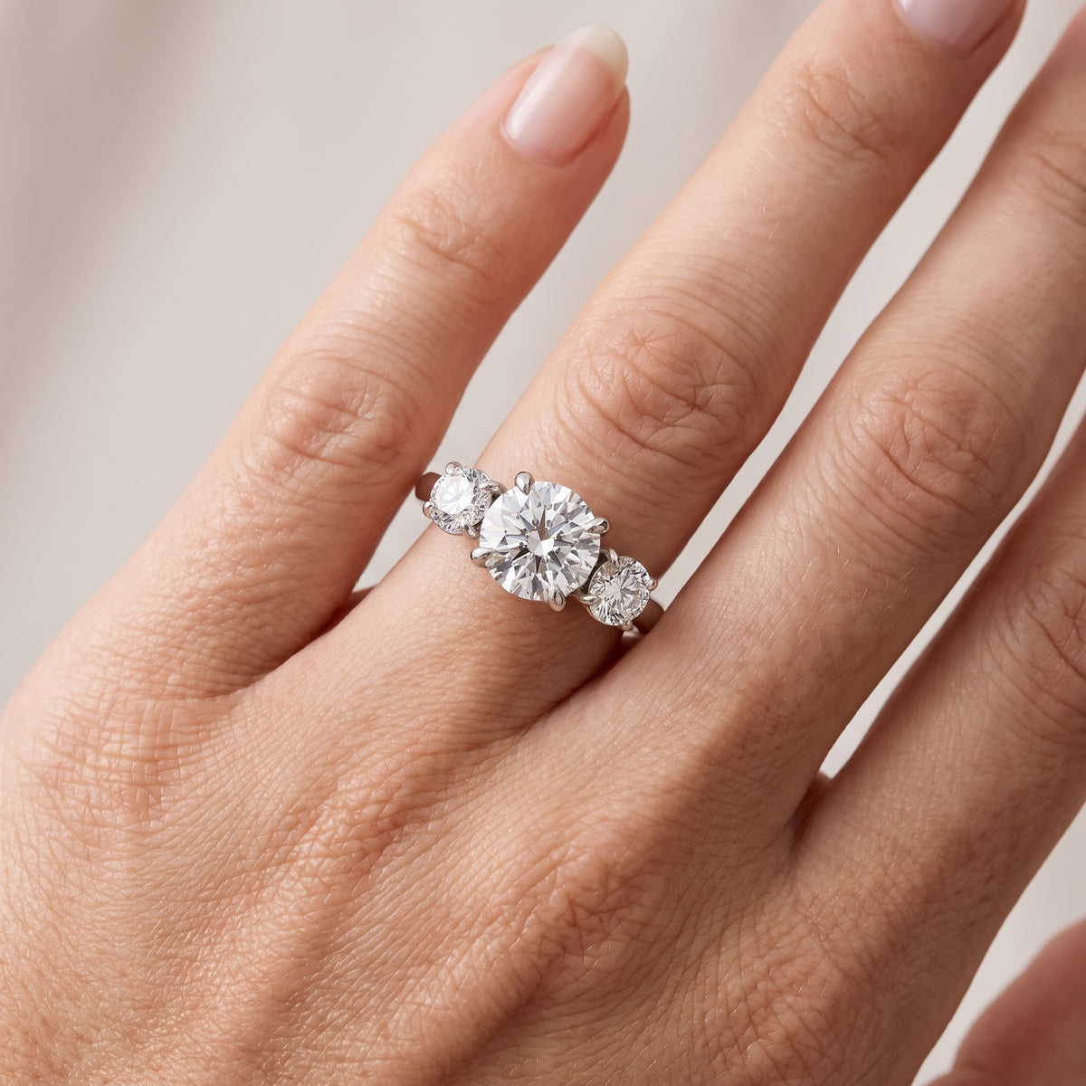 _lifestyle_image@SKU:R1240-NADR01000004W #metal_14k-white-gold+origin_lab-grown+quality_ef-vs2+