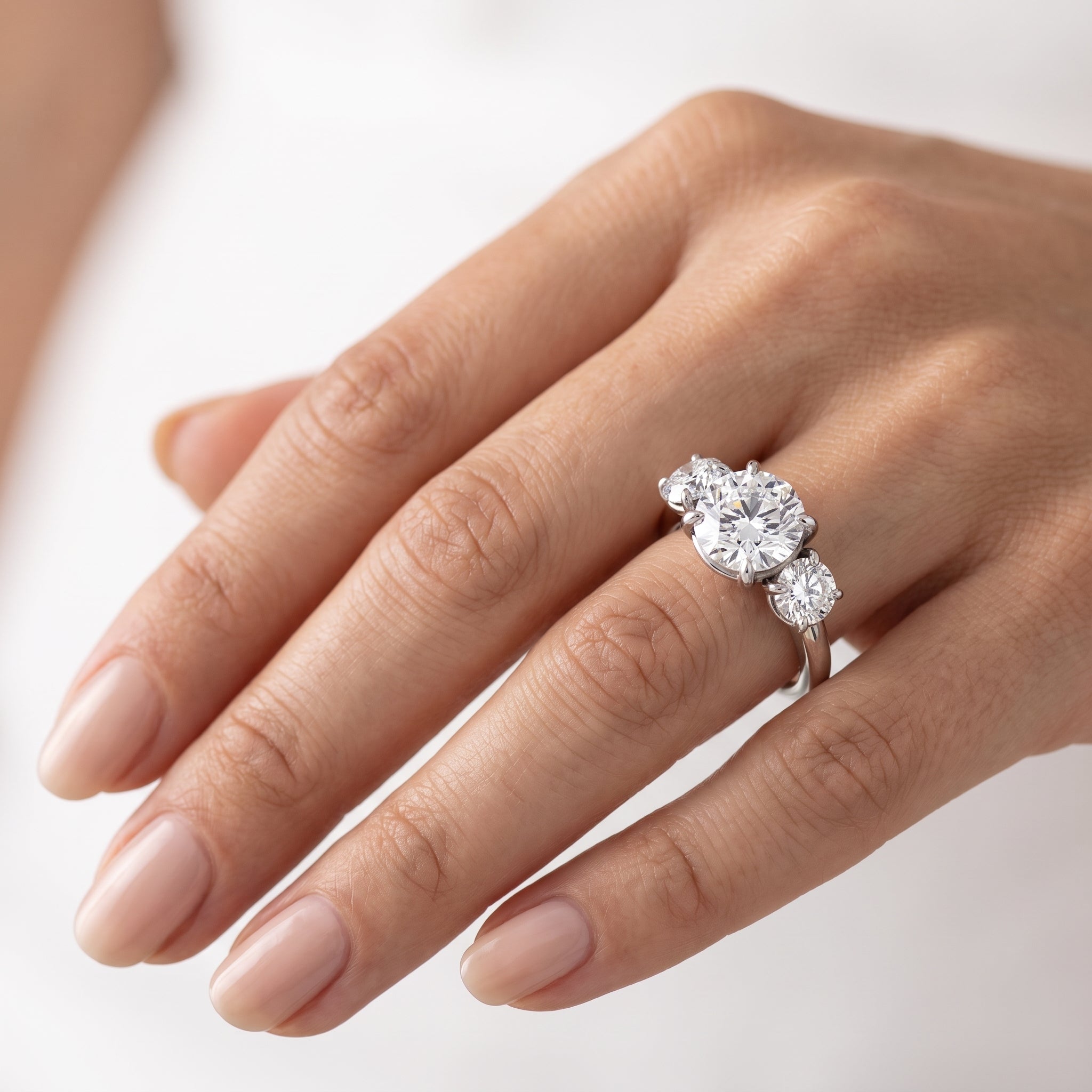 _lifestyle_image@SKU:R1240-NADR02000004W #metal_14k-white-gold+origin_lab-grown+quality_ef-vs2+