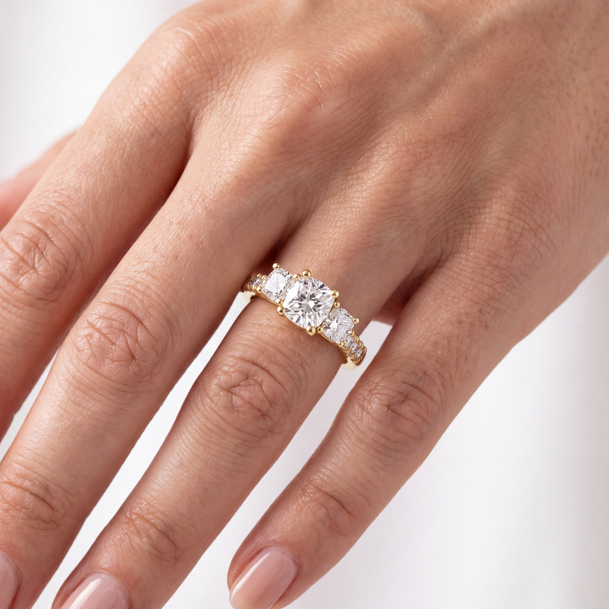 _lifestyle_image@SKU:R1284-LADC01000004Y #metal_10k-yellow-gold+origin_lab-grown+quality_g-si