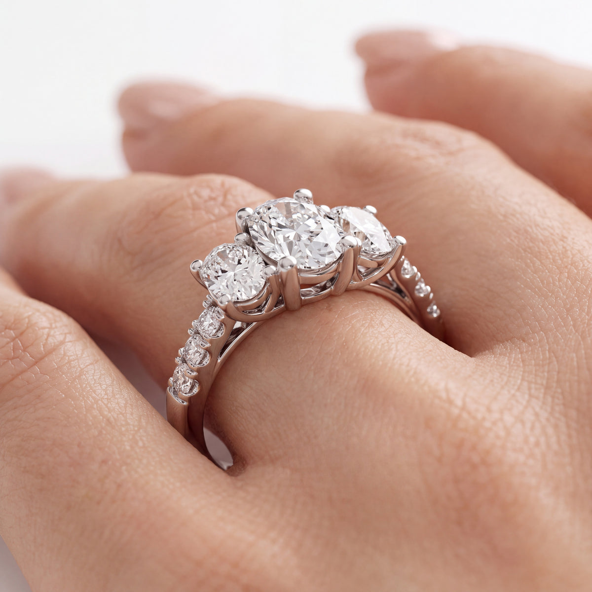 _lifestyle_image@SKU:R1284-LADO01000004W #metal_10k-white-gold+origin_lab-grown+quality_g-si