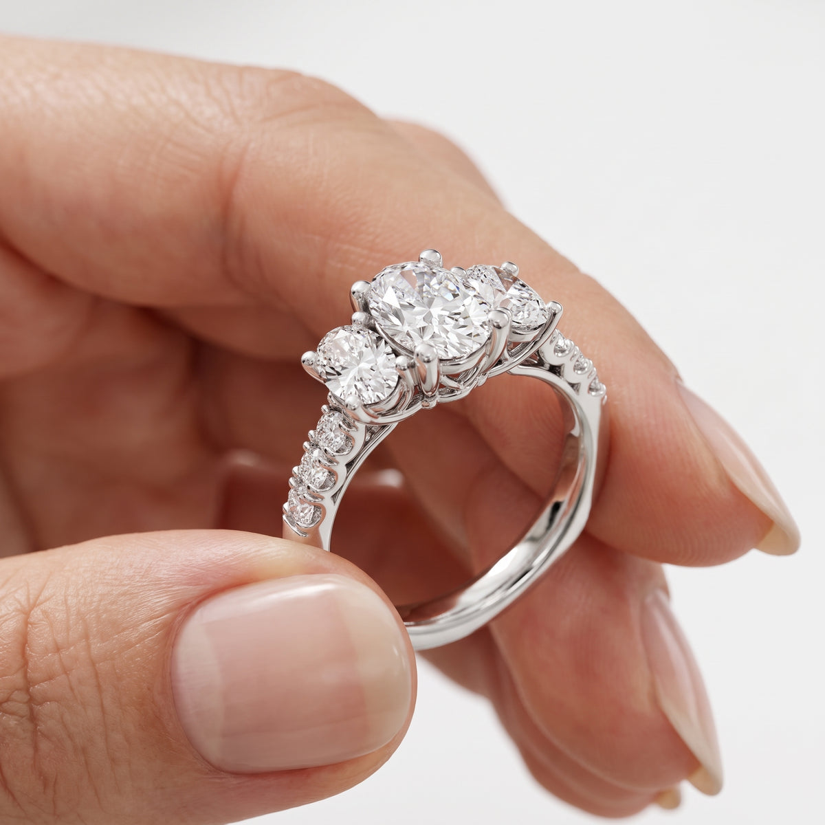 _lifestyle_image@SKU:R1284-NADO0100000PL #metal_platinum+origin_lab-grown+quality_ef-vs2+