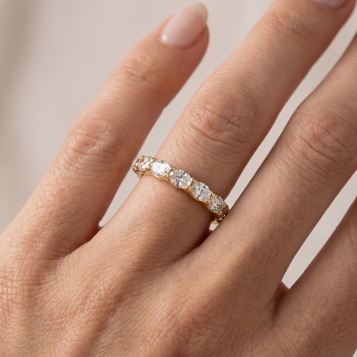 _lifestyle_image@SKU:R1557-LADO01000004Y #metal_10k-yellow-gold+origin_lab-grown+quality_g-si