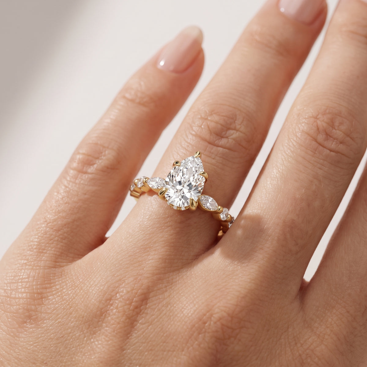 _lifestyle_image@SKU:R1736-LADD01000004Y #metal_10k-yellow-gold+origin_lab-grown+quality_g-si