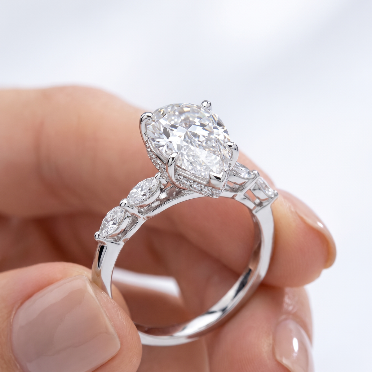 _lifestyle_image@SKU:R1736-LADD03000004W #metal_10k-white-gold+origin_lab-grown+quality_g-si