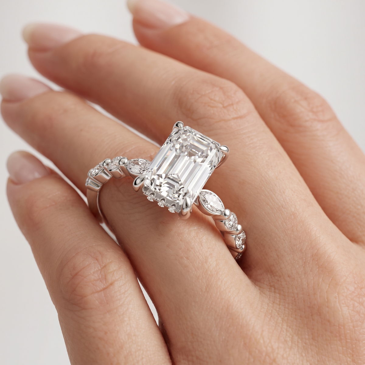 _lifestyle_image@SKU:R1736-LADE02000004W #metal_10k-white-gold+origin_lab-grown+quality_g-si