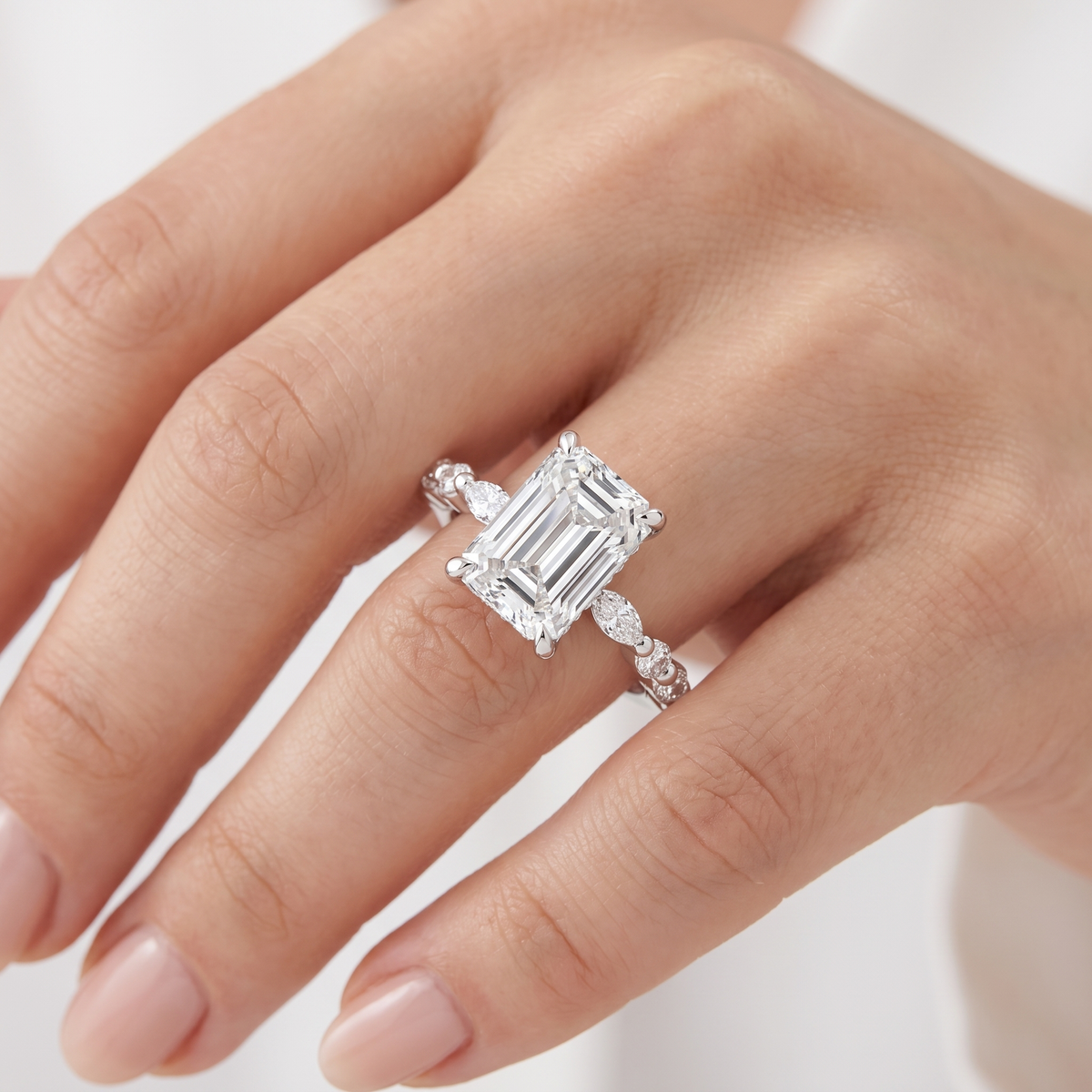 _lifestyle_image@SKU:R1736-NADE02000004W #metal_14k-white-gold+origin_lab-grown+quality_ef-vs2+