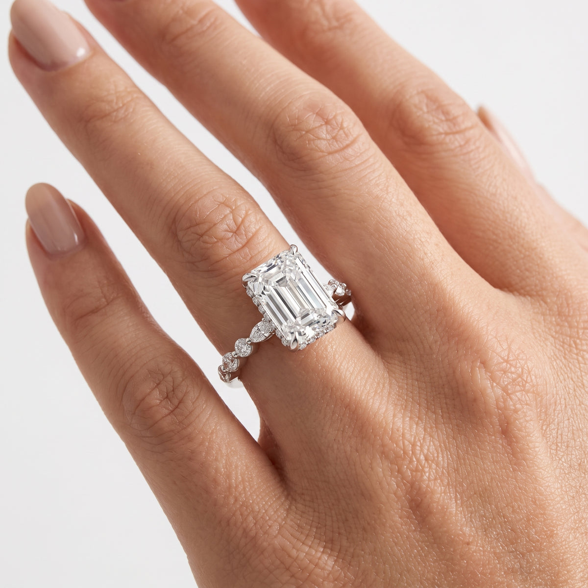 _lifestyle_image@SKU:R1736-LADE03000004W #metal_10k-white-gold+origin_lab-grown+quality_g-si