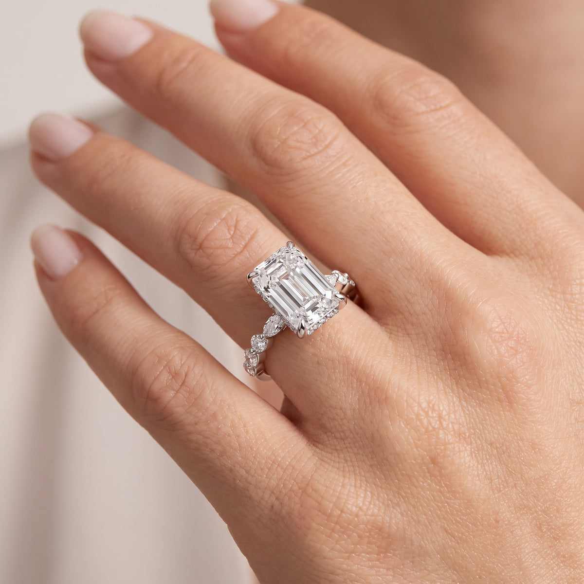 _lifestyle_image@SKU:R1736-LADE04000004W #metal_10k-white-gold+origin_lab-grown+quality_g-si