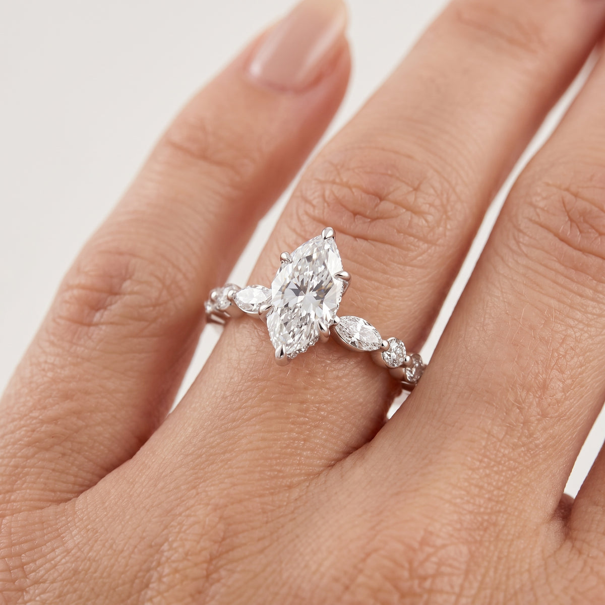 _lifestyle_image@SKU:R1736-LADM01000004W #metal_10k-white-gold+origin_lab-grown+quality_g-si