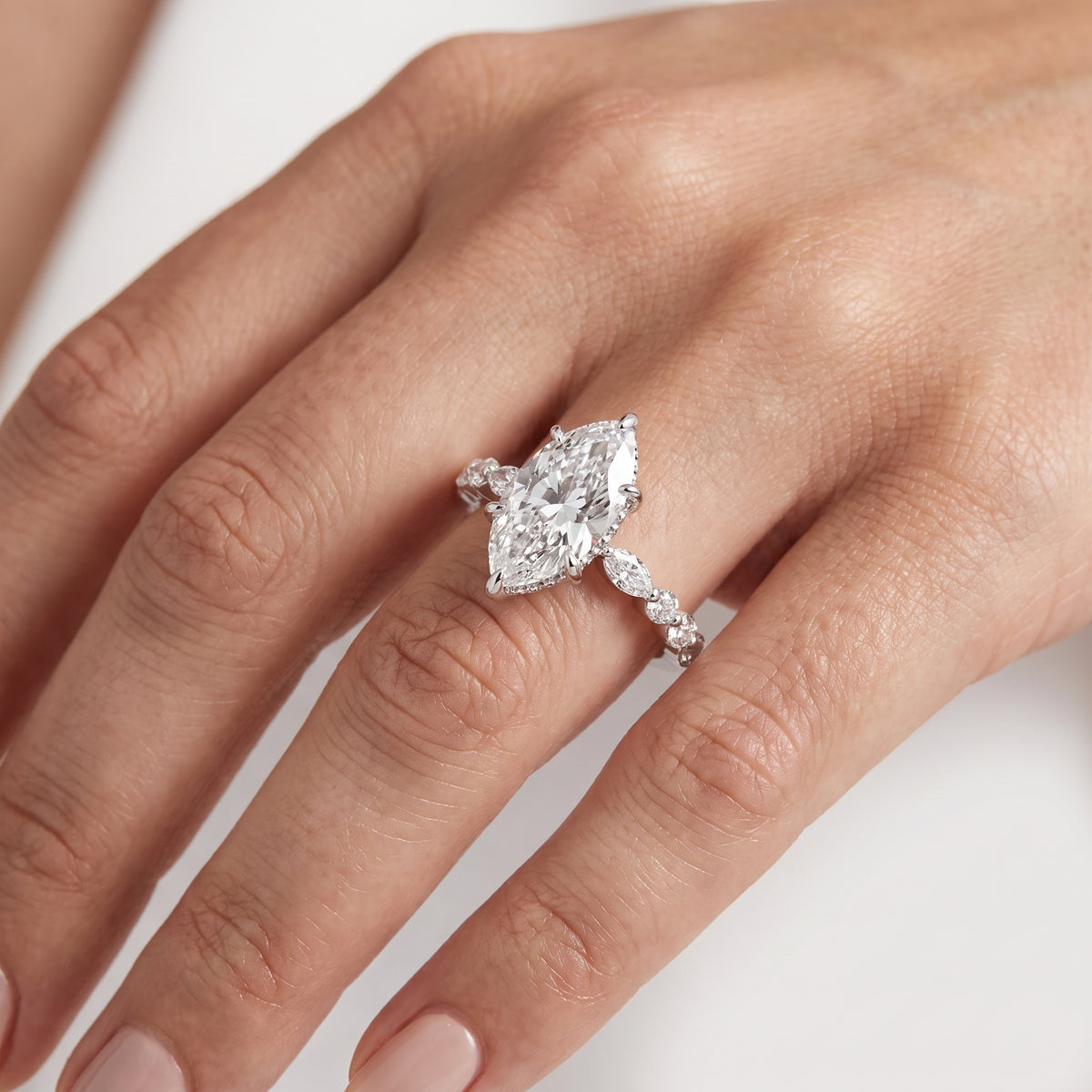 _lifestyle_image@SKU:R1736-LADM02000004W #metal_10k-white-gold+origin_lab-grown+quality_g-si