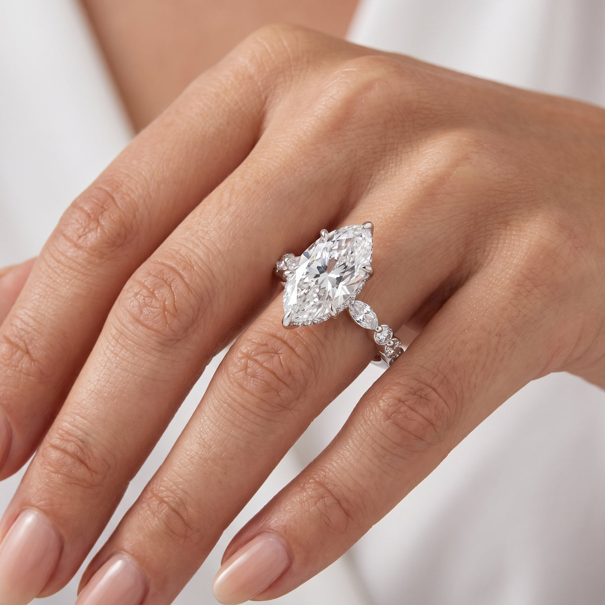 _lifestyle_image@SKU:R1736-LADM03000004W #metal_10k-white-gold+origin_lab-grown+quality_g-si