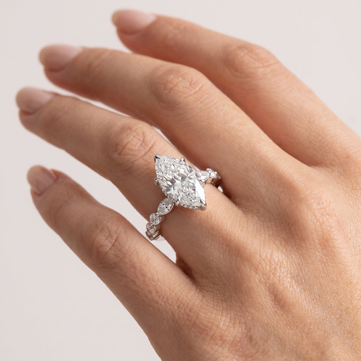 _lifestyle_image@SKU:R1736-LADM04000004W #metal_10k-white-gold+origin_lab-grown+quality_g-si