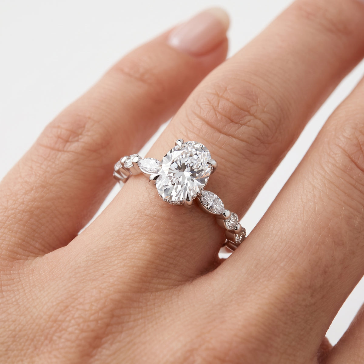 _lifestyle_image@SKU:R1736-LADO01000004W #metal_10k-white-gold+origin_lab-grown+quality_g-si