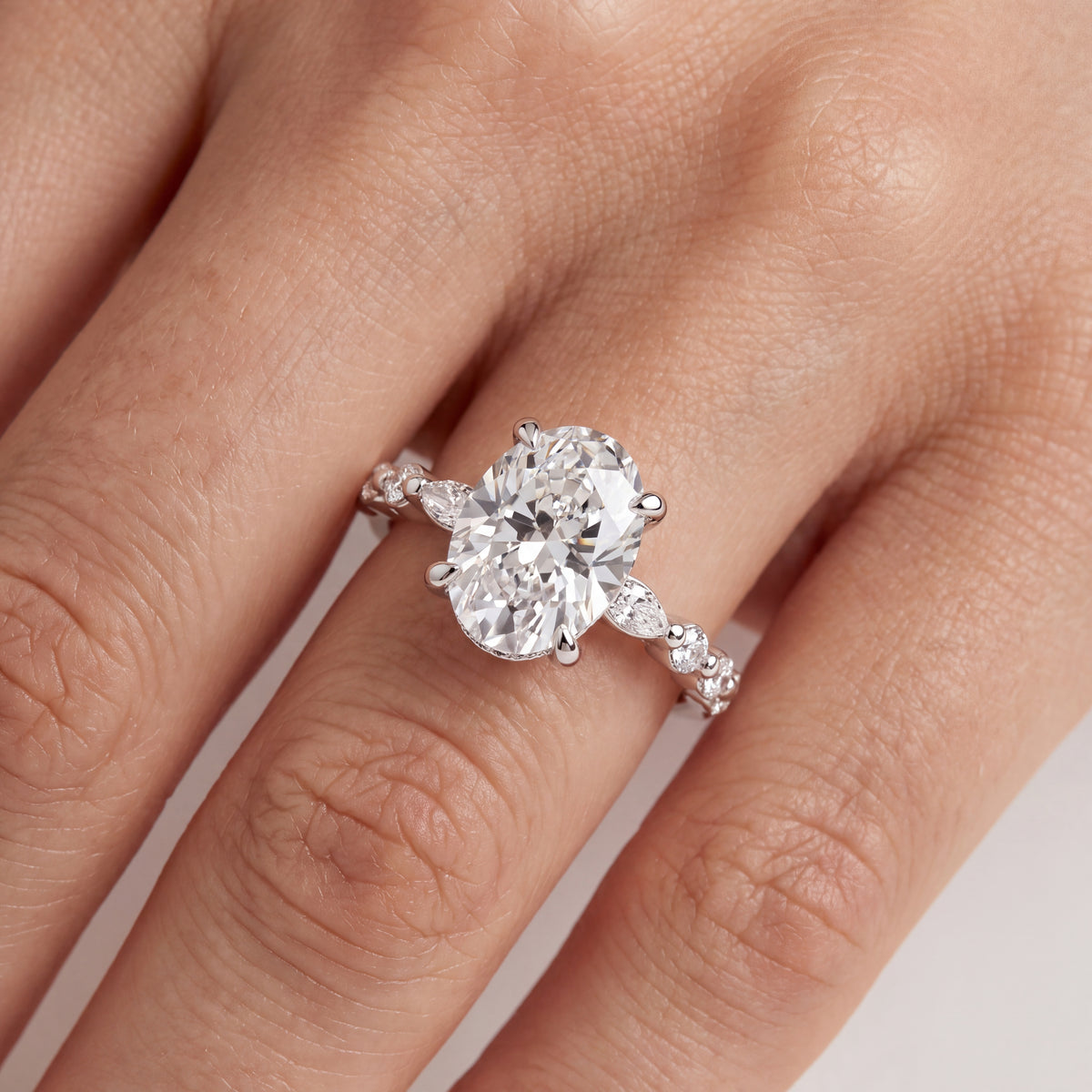 _lifestyle_image@SKU:R1736-LADO02000004W #metal_10k-white-gold+origin_lab-grown+quality_g-si