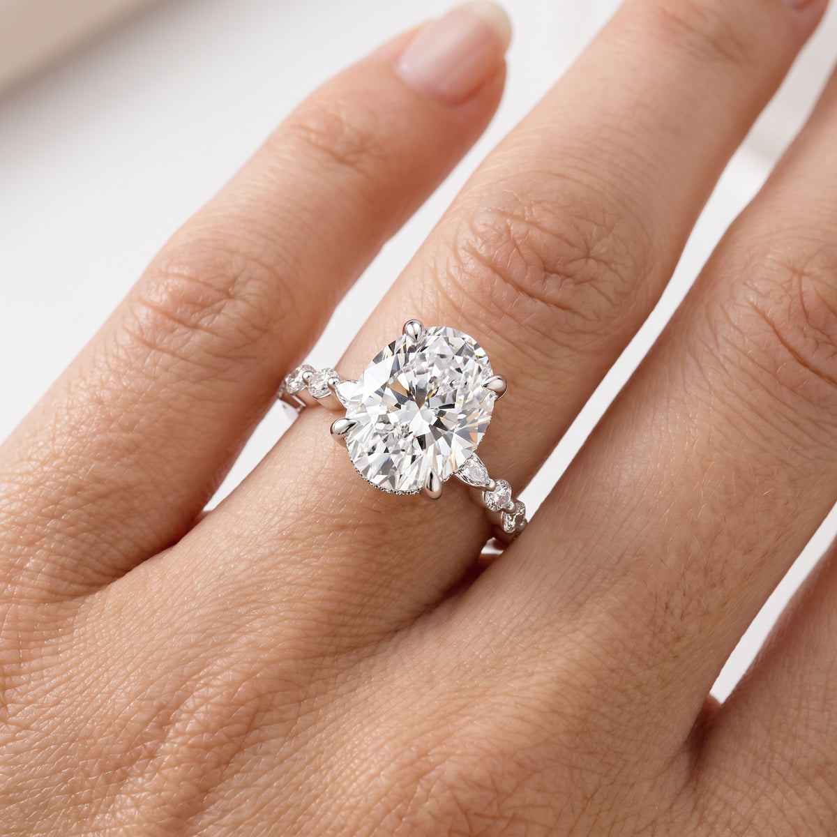 _lifestyle_image@SKU:R1736-LADO03000004W #metal_10k-white-gold+origin_lab-grown+quality_g-si