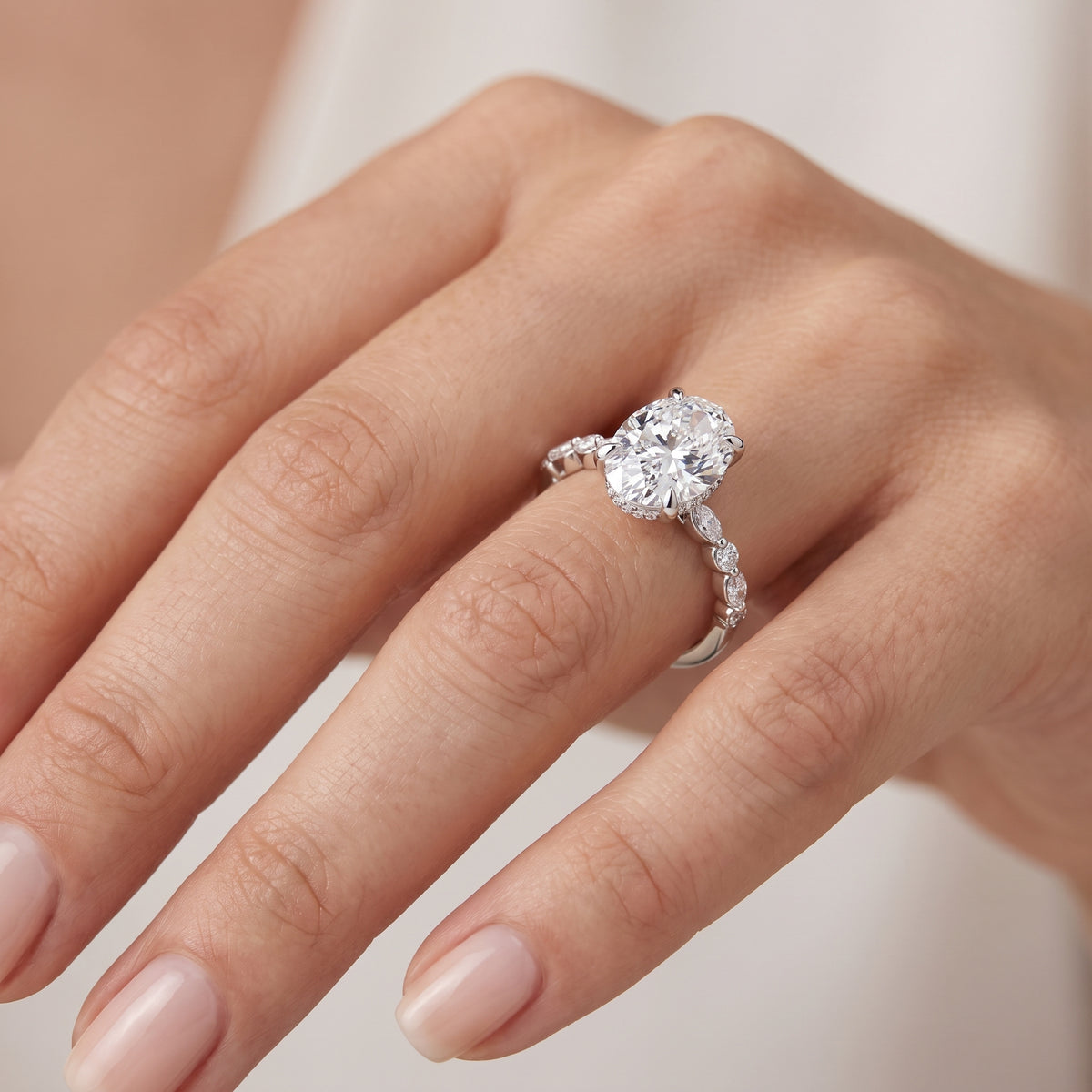 _lifestyle_image@SKU:R1736-LADO04000004W #metal_10k-white-gold+origin_lab-grown+quality_g-si